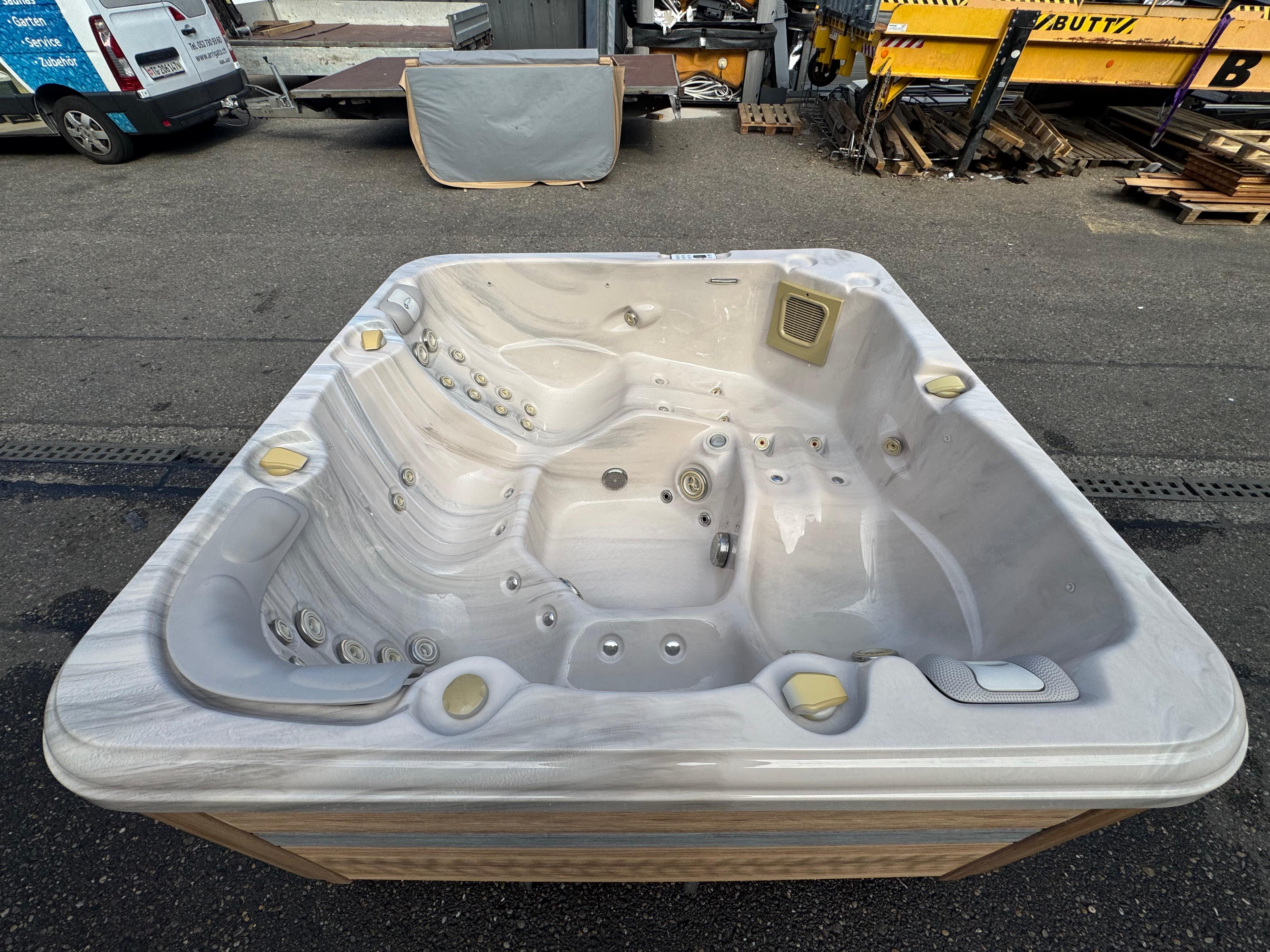 Whirlpool Charlotte – Occasion | 4–5 Personen | CHF 4'000.–